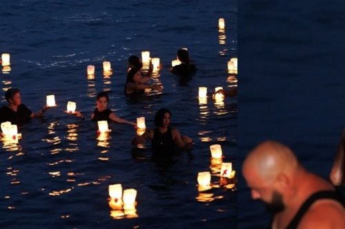 Συγκίνηση για το Μάτι: Βουρκωμένοι συγγενείς άφησαν 104 φαναράκια στην Αργυρά Ακτή για τις ψυχές των θυμάτων