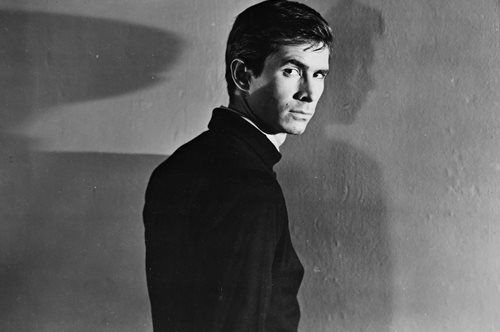 Άντονι Πέρκινς: Κακοποιήθηκε σεξουαλικά από την μητέρα του και υπέστη ηλεκτροσόκ λόγω της ομοφυλοφιλίας του