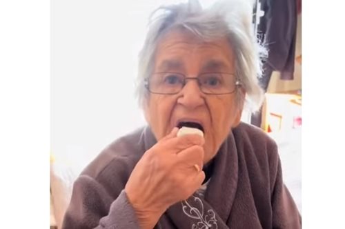 Εγγονή τσακώνει την γιαγιά της να 