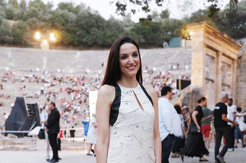 Κατερίνα Ευαγγελάτου: Ξέρει πώς να λάμπει μέσα σε ένα σατέν μαύρο φόρεμα