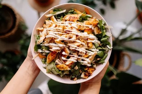 Πότε η σαλάτα παύει να θεωρείται υγιεινό γεύμα;