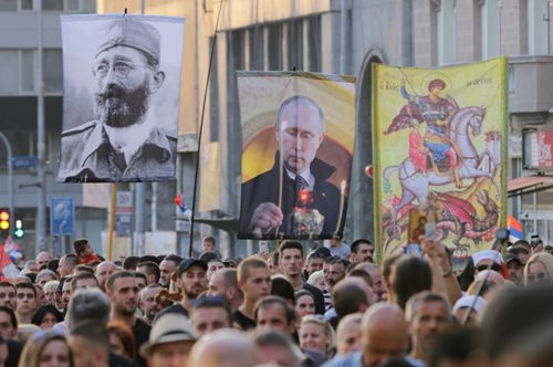 Σερβία: Λιτανεία στους δρόμους κατά του EuroPride με σταυρούς, εικόνες και φωτογραφίες του Πούτιν