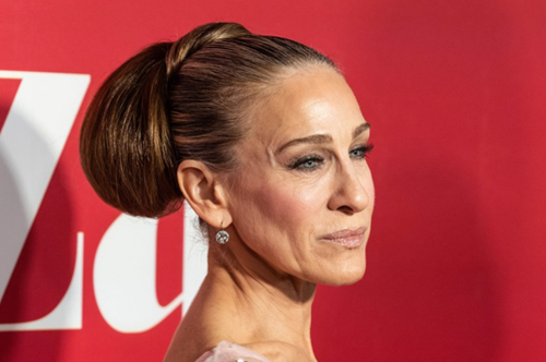 Σάρα Τζέσικα Πάρκερ: Η εμφάνιση της 57χρονης σταρ στην παραλία με μαύρο ολόσωμο μαγιό