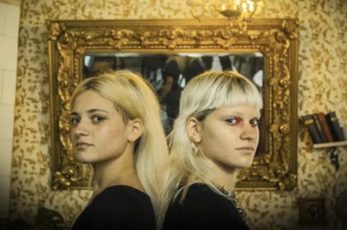 Μια ανθρώπινη ιστορία: Δίδυμες αδερφές από τη Γεωργία που είχαν πουληθεί στη γέννα βρίσκουν η μία την άλλη στο Tik Tok