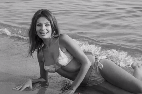 Ρίκα Διαλυνά: Ποζάρει άκρως καλοκαιρινή σε εξώφυλλο ιταλικού περιοδικού