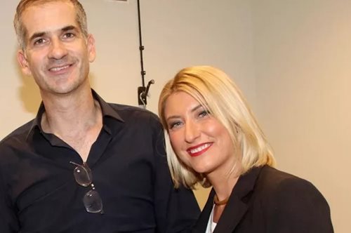 Σία Κοσιώνη: Παιχνίδια με τον σκύλο της στο καλαίσθητο σαλόνι της