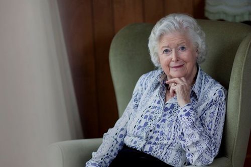 Η υπεραιωνόβια ηθοποιός Τζουν Σπένσερ αποσύρεται μετά από 70 χρόνια στον ίδιο ρόλο