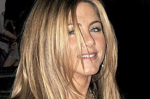 Η Tζένιφερ Άνιστον μοιράστηκε το μυστικό της για λαμπερά μαλλιά χωρίς πολύ κόπο