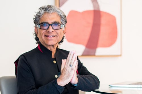 Ντίπακ Τσόπρα: 10 πρακτικές για μακροβιότερη, υγιέστερη και πιο ουσιαστική ζωή με φόντο τον Ναό του Ποσειδώνα