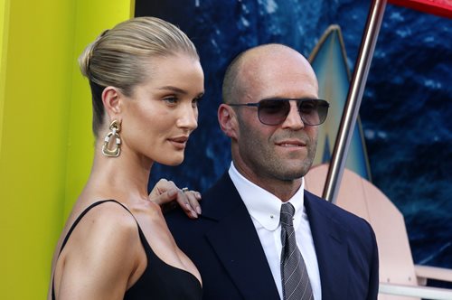 Τζέισον Στέιθαμ- Ρόζι Χάντινγκτον: Απολαμβάνουν τις καλοκαιρινές τους διακοπές στην Αντίπαρο