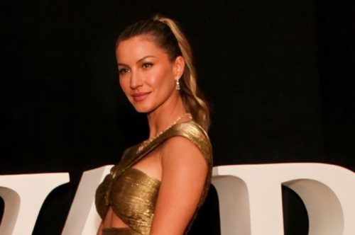 Πώς θα φορέσεις το χρυσό στις γιορτές: Το εντυπωσιακό look της Ζιζέλ Μπούντχεν