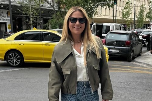 Η Νάνσυ Ζαμπέτογλου φόρεσε το τζιν παντελόνι που κάνει τη σιλουέτα να δείχνει ψιλόλιγνη