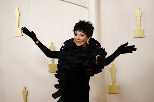 Εντυπωσιακή στα 92 | Η Ρίτα Μορένο αποχωρίστηκε τα γκρίζα της μαλλιά, περπάτησε το Οσκαρικό κόκκινο χαλί με την κόρη της