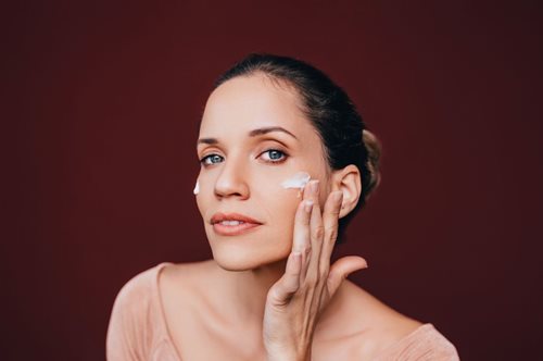 Η νέα τάση στην περιποίηση της επιδερμίδας είναι το layering