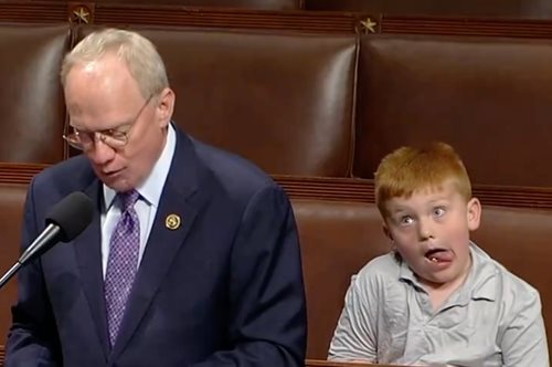 Viral το βίντεο με τον γιο γερουσιαστή που βγάζει την γλώσσα του, την ώρα που ο πατέρας του μιλάστο Κογκρέσο