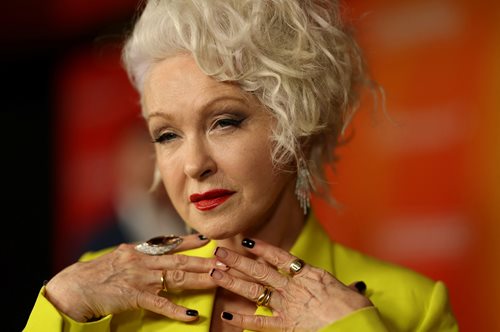 Η Σίντι Λόπερ είναι 