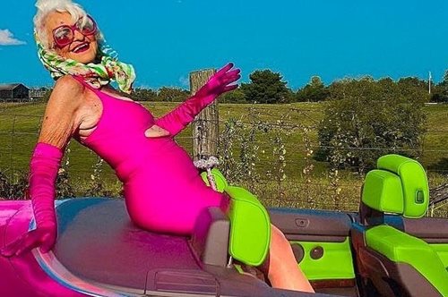 H 95χρονη γιαγιά που ντύνεται Barbie, πολύ πριν την ταινία