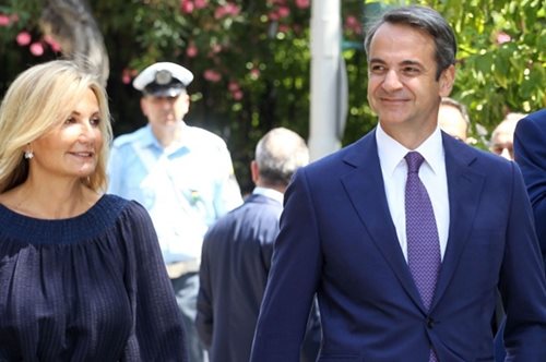 Μαρέβα Μητσοτάκη: Η minimal chic εμφάνισή της στη συνάντηση με τον βασιλιά Κάρολο στο κάστρο του Windsor