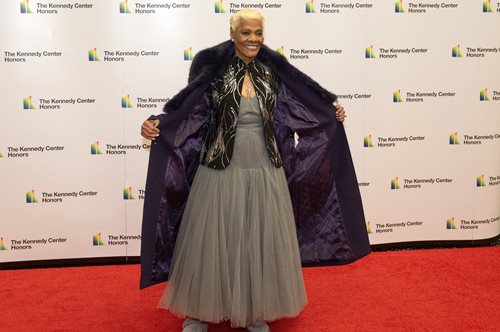 Ντιον Γουόργουικ: Η θρυλική τραγουδίστρια στα 82 παραμένει απλώς εκθαμβωτική