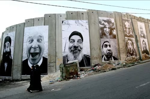 Όταν ο JR κολλούσε στη Λωρίδα της Γάζας χαμογελαστούς Παλαιστινίους και Ισραηλινούς