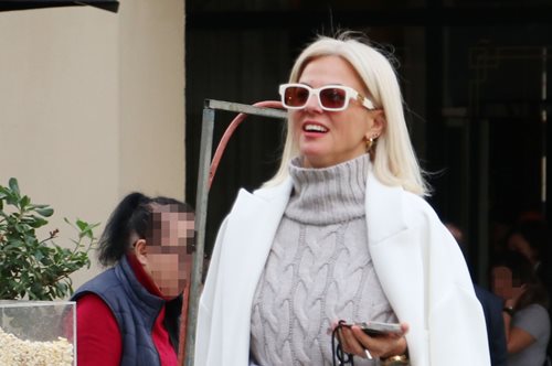 Χριστίνα Κοντοβά: Φόρεσε τα σνίκερς της όπως οι κομψές Σκανδιναβές