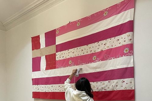 Η ελληνική ροζ σημαία της Γεωργίας Λαλέ δεν είναι - μόνο- τέχνη, είναι και λυπηρά στατιστικά