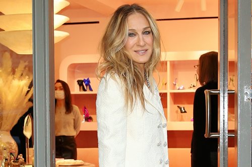 Η Σάρα Τζέσικα Πάρκερ με Carolina Herrera φόρεμα είναι μια άψογη 