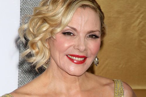 Κιμ Κατράλ: Η 68χρονη Σαμάνθα της καρδιάς μας, με τον 54χρονο σύντροφό της στην Ελλάδα