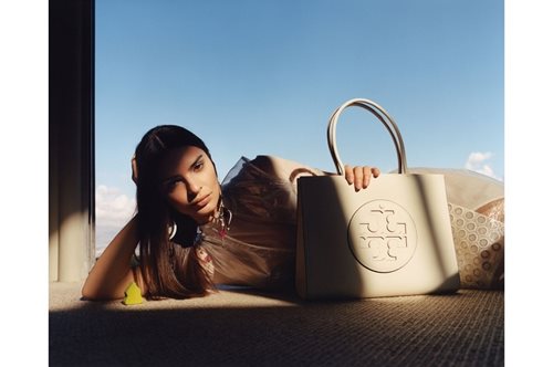 Η διαχρονική it-bag του φετινού καλοκαιριού που ταιριάζει με κάθε εμφάνιση