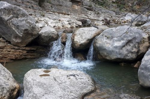 Ελλάδα: Το άγνωστο φαράγγι της Αιτωλοακαρνανίας με τον θεαματικό καταρράκτη