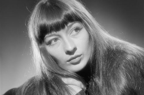 Το πρότυπο της μοντέρνας γυναίκας, η μούσα των υπαρξιστών, ευτυχώς υπήρξε