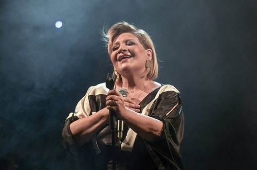 Γιώτα Νέγκα: H chic και ανανεωμένη εμφάνιση με ολόσωμη εμπριμέ φόρμα