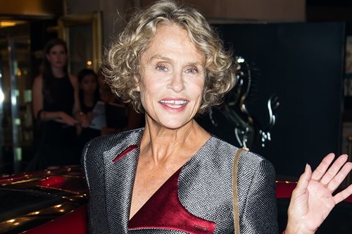 H 80χρονη Λορίν Χάτον και αιώνια μούσα του Saint Laurent ποζάρει με το απόλυτο black κοστούμι