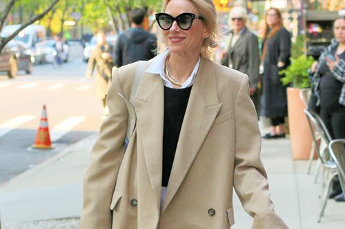 Ναόμι Γουότς: Η αβίαστη κομψότητα ταιριάζει πολύ με το νέο διαμαντένιο δαχτυλίδι  αρραβώνων της