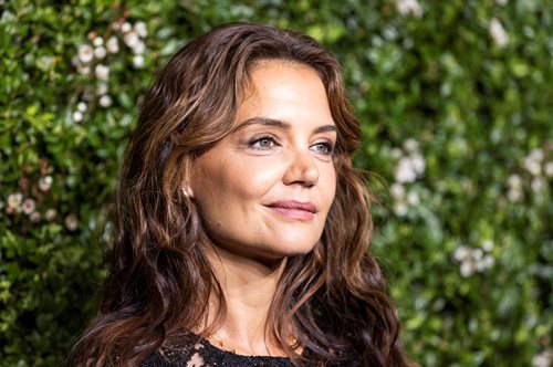 Κέιτι Χολμς: Φόρεσε το απόλυτο χρώμα για το φθινόπωρο