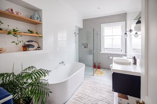 Δυο έξυπνα hacks του Tik Tok για να γίνει το μπάνιο σου σαν καινούργιo