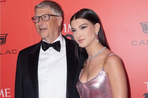 Φοίβη Γκέιτς: Το slip dress που επέλεξε η κόρη του Μπιλ Γκέιτς στο κόκκινο χαλί