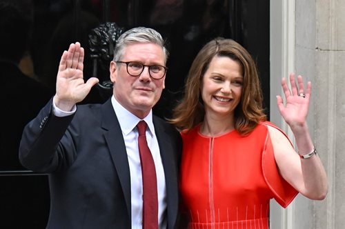 Βικτόρια Στάρμερ: Sold out μέσα σε 48 ώρες το κόκκινο φόρεμα της Πρώτης κυρίας της Βρετανίας