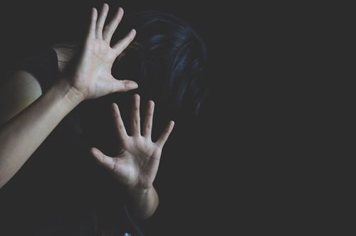 Νάρκωνε την σύζυγό του επί 10 χρόνια και άφησε 83 άντρες να την βιάσουν ενώ βιντεοσκοπούσε