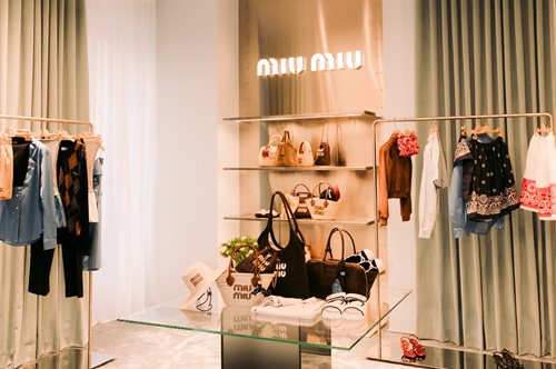 Το κατάστημα Luisa World στο Κολωνάκι μόλις εγκαινίασε ένα εντυπωσιακό Miu Miu corner