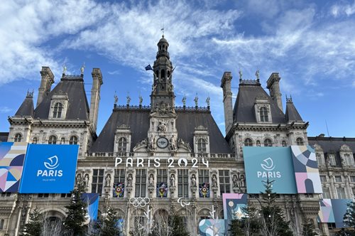 Επίδειξη για τα 100 χρόνια γαλλικής μόδας στο Παρίσι ενόψει των Ολυμπιακών Αγώνων