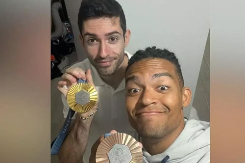 Μίλτος Τεντόγλου και Εμμανουήλ Καραλής παίζουν με τα μετάλλιά τους σαν μικρά παιδιά