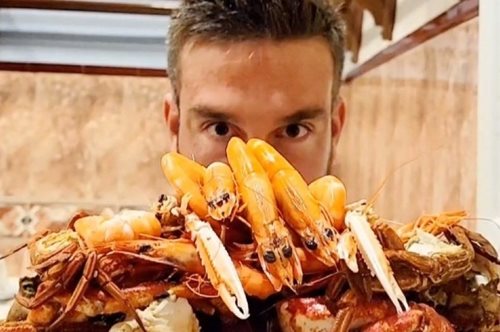 Ο Δραμινός που έχει στόχο να δοκιμάσει ένα εκατομμύριο μπουκιές με γεύσεις από όλο τον κόσμο!