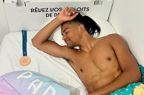 Ο Εμμανουήλ Καραλής κοιμήθηκε αγκαλιά με το... μετάλλιο του