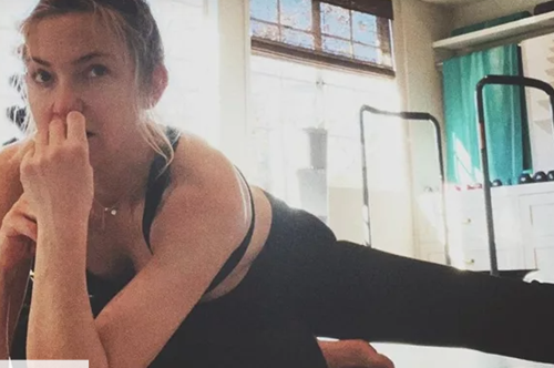 Η πρωτότυπη πρακτική γιόγκα που χρησιμοποιεί η Kέιτ Χάντσον για να βελτιώσει τη διάθεσή της