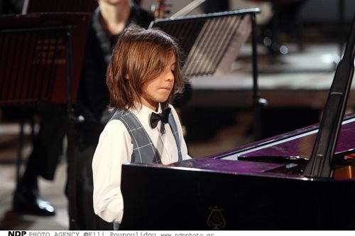 Ο μικρός Στέλιος Κερασίδης σε μια εκπληκτική μουσική συνάντηση με τον 