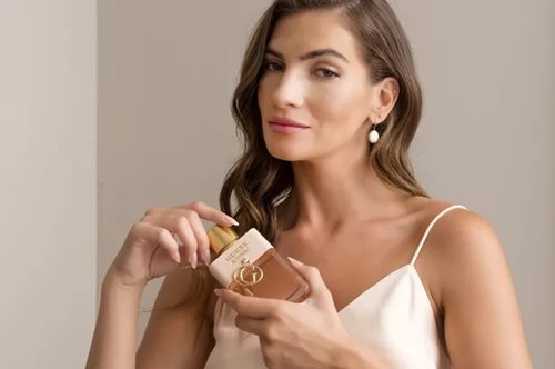 Αυτό είναι το πιο αισθησιακό άρωμα του φετινού καλοκαιριού - και όχι μόνο