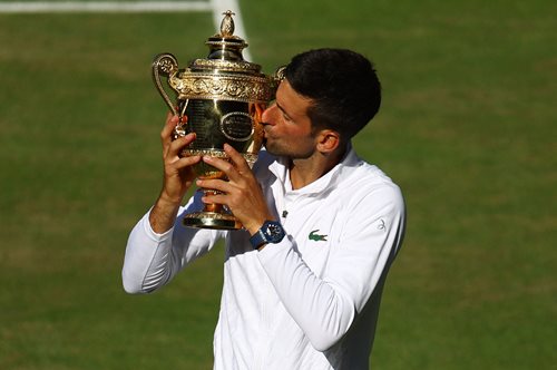 Ο Νόβακ Τζόκοβιτς σε τρυφερά στιγμιότυπα με τον γιο του στο Wimbledon (και ένα ακόμα έπαθλο!)