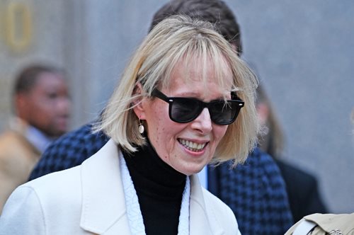 E Jean Carroll: Ποια είναι η 80χρονη δημοσιογράφος που αποζημιώνεται με 83 εκατομμύρια δολάρια από τον Τραμπ;