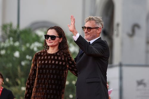 Φεστιβάλ Βενείας 2024: Γιατί ο Χοακίν Φίνιξ εμφανίστκε με την μεγάλη του αδελφή και όχι με τη  Ρούνι Μάρα